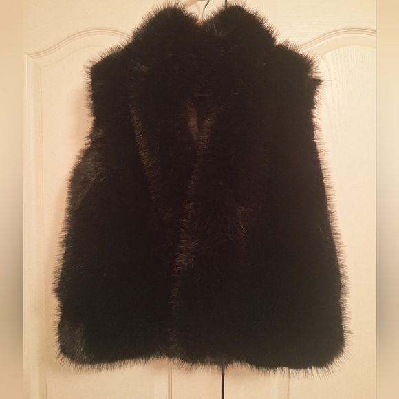 New Luxe Faux Fur Super Soft Black Vest - Picture 2 of 16